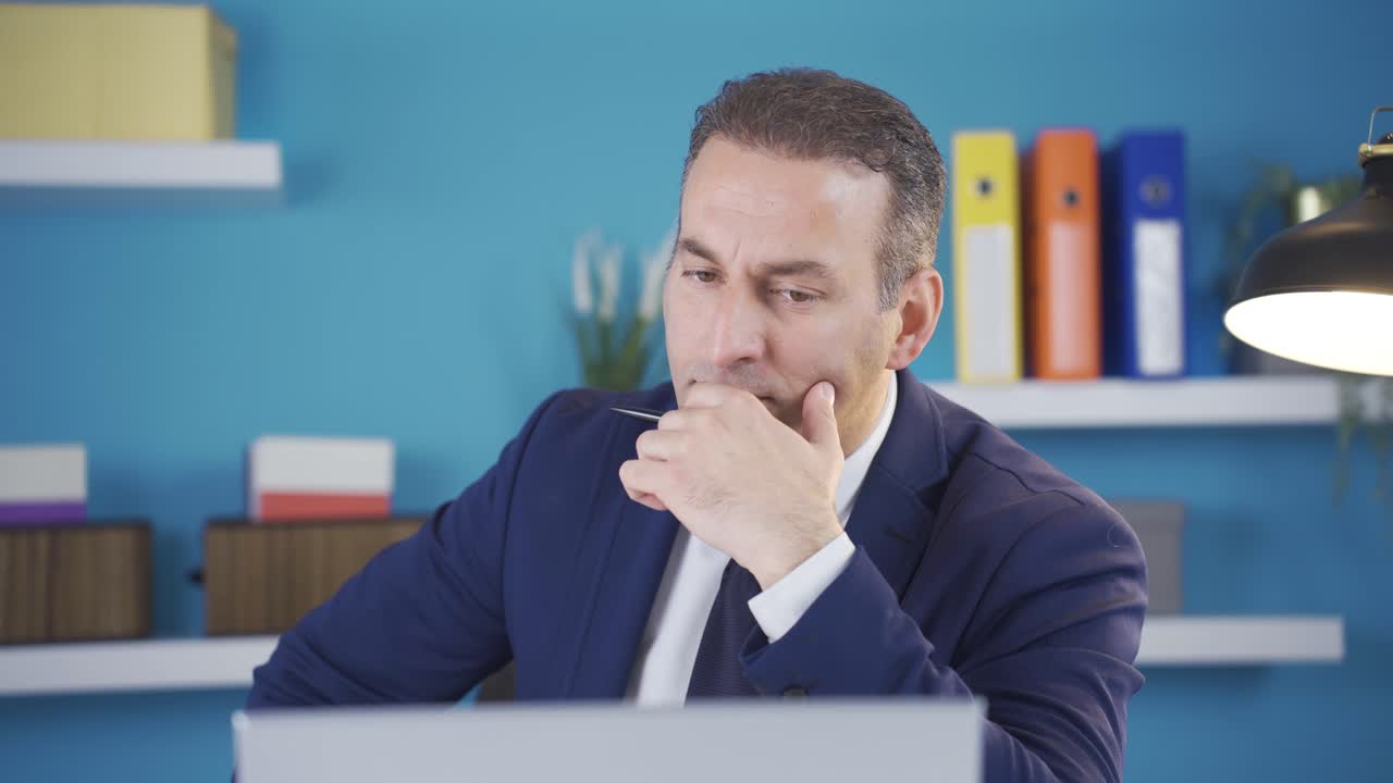 el hombre de negocios que tiene problemas en los negocios es triste y frustrado.