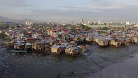 Drohnenvideo-Eines-Seezigeunerdorfes-Auf-Dem-Wasser-In-Cebu-City-Auf-Den-Philippinen