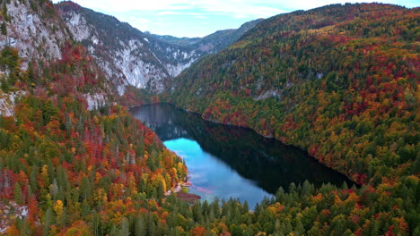 Vista-Aérea-Del-Lago-De-Otoño-Y-Coloridos-Reflejos-De-Montaña,-Lago-Toplitz