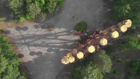 vista aérea descendente de la noria en el parque de atracciones abandonado en chernobyl