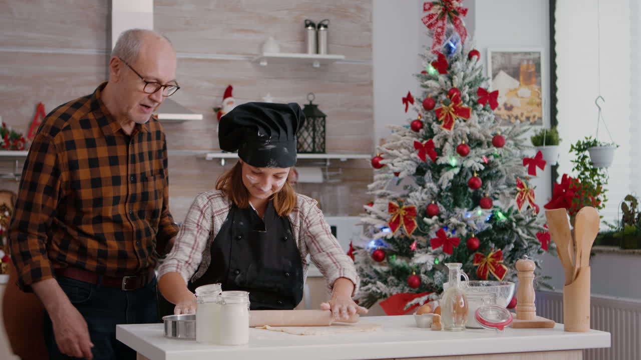 nieto preparando pan de jengibre masa casera usando rodillo haciendo un delicioso postre