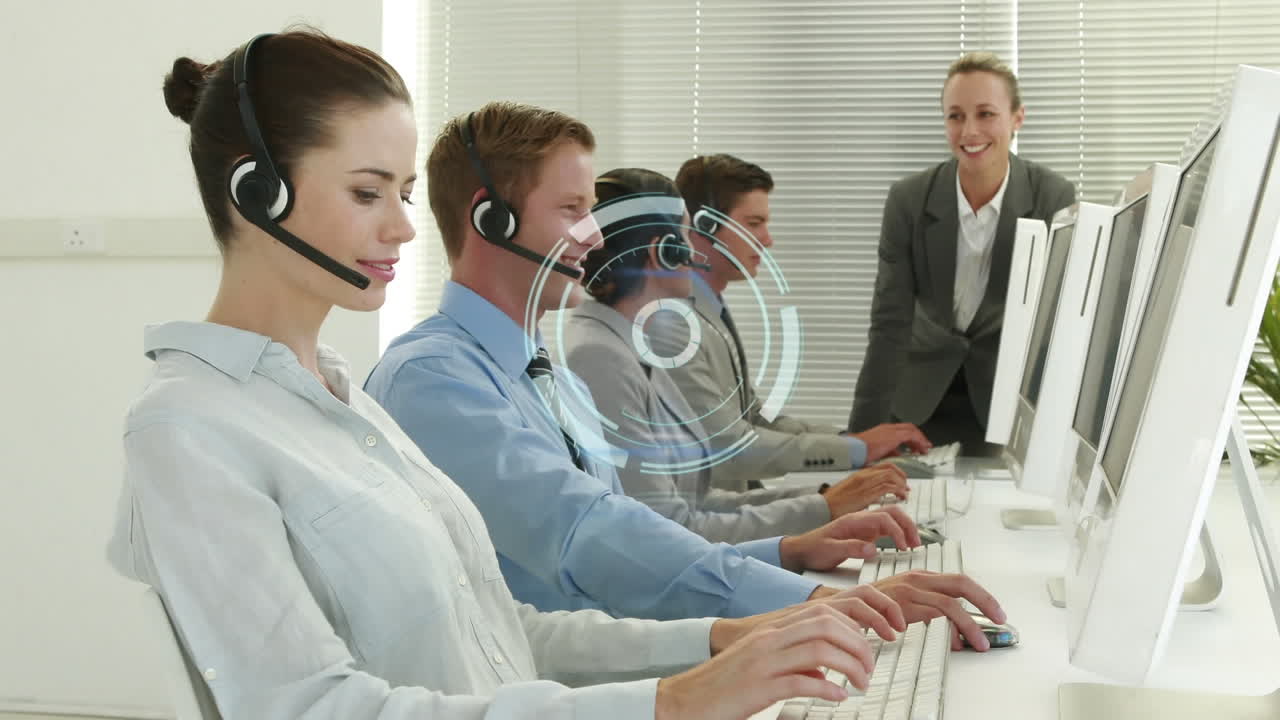 컴퓨터로 일하는 다양한 컨설턴트에 대한 처리 서클의 애니메이션