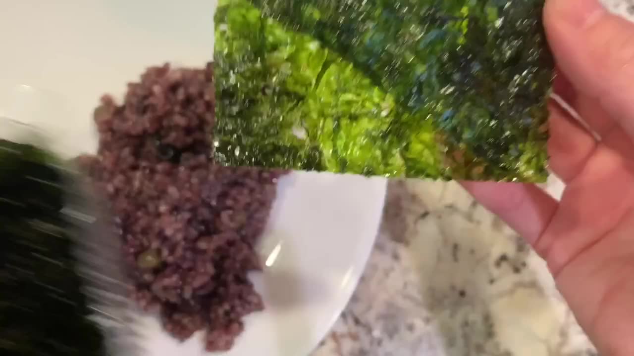 한국의 짐 ⁇ ,  ⁇  롤을 손으로 포장한 해조류 판에 포장하는 것