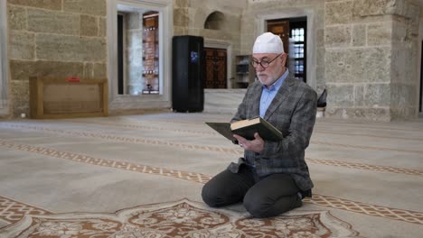 Hombre-Leyendo-El-Corán