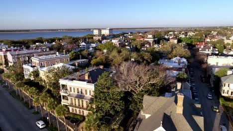 Charleston-Sc,-Carolina-Del-Sur-Impulso-Aéreo-Rápido-Sobre-Casas-A-Lo-Largo-De-La-Batería