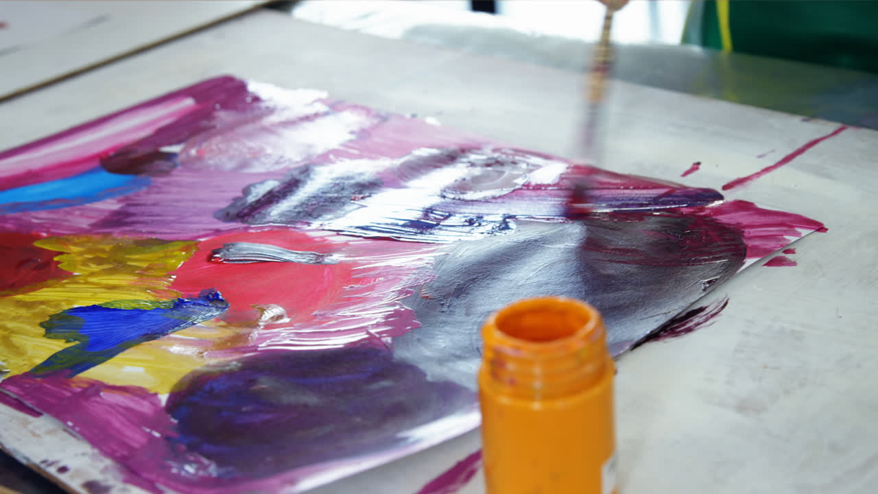 escolares sonrientes practicando el dibujo en la clase de dibujo