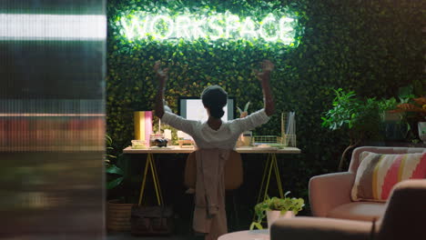 mujer de negocios trabajando hasta tarde en la oficina por la noche descansando empresario haciendo una lluvia de ideas fecha límite del proyecto exitoso utilizando datos de investigación gráfica en la pantalla de la computadora analista financiero estrategia de planificación