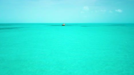 toma aérea en dirección al naufragio de la famille express frente a la costa de providenciales en el archipiélago de las islas turcas y caicos