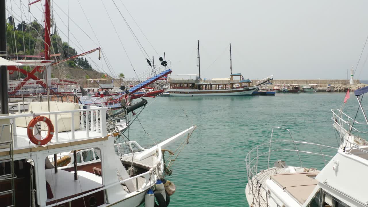Marina di Antalya con il Castello di Antalya.