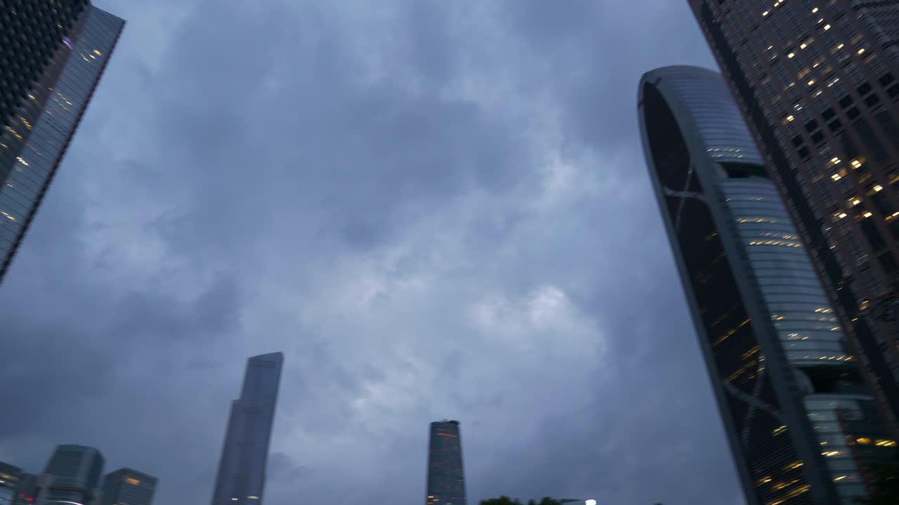 cielo tormenta guangzhou ciudad centro rascacielos arriba vista panorámica 4k china