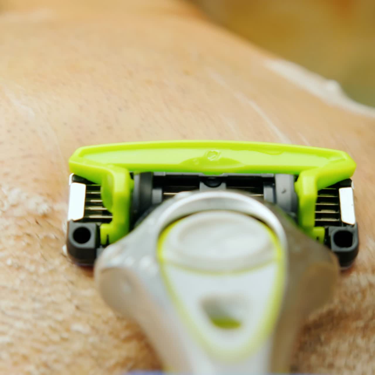 재미있는 셀카 동영상: 안전 면도기로 면도하는 남자 2