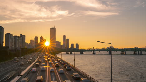 Impresionante-Puesta-De-Sol-Sobre-63-Construyendo-Un-Yeouido-En-La-Ciudad-De-Seúl-Y-Lapso-De-Tiempo-De-Tráfico-En-La-Autopista-De-La-Autopista-Olímpica-Por-El-Río-Han,-Horizonte-Del-Centro-En-Seúl,-Corea-Del-Sur---Acercar