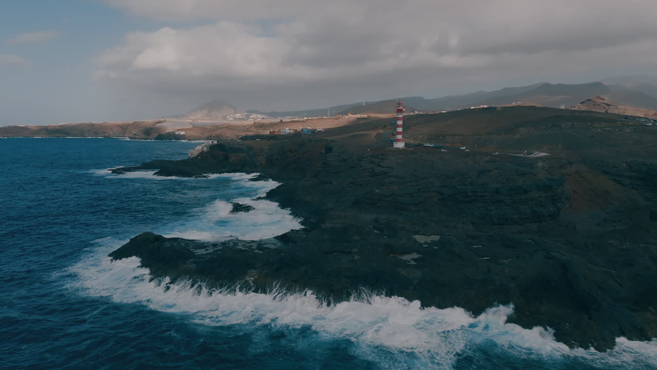 faro de la sardina: vista aérea panorámica y circular del hermoso faro y desde donde se puede ver la costa y las olas que golpean