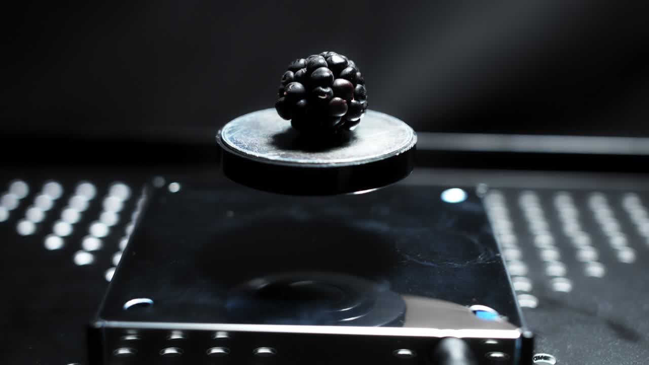 검은 바탕에 블랙베리와 함께 4k 추상 레비테이션 플랫폼