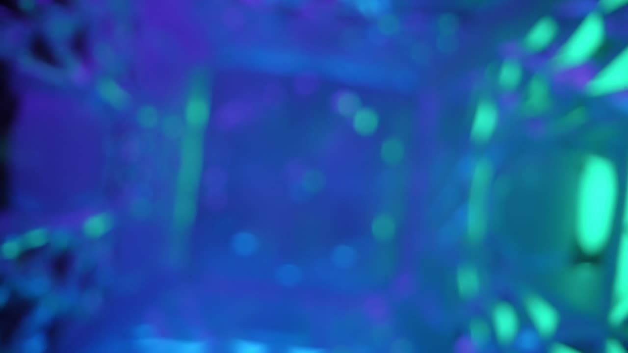 Sfondo astratto, transizione o livello di sovrapposizione di luci colorate su un cristallo rotante e sfocato.