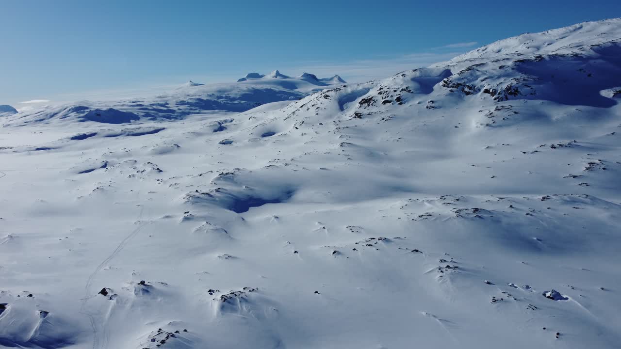 스웨덴의 눈 덮힌 산들과 겨울 풍경의 아름다운 공중 촬영