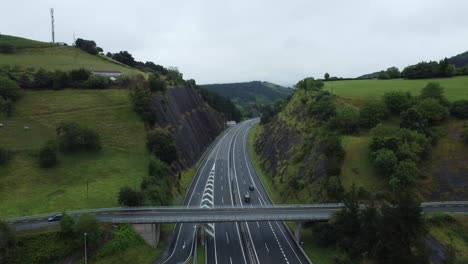 carretera a través de un valle