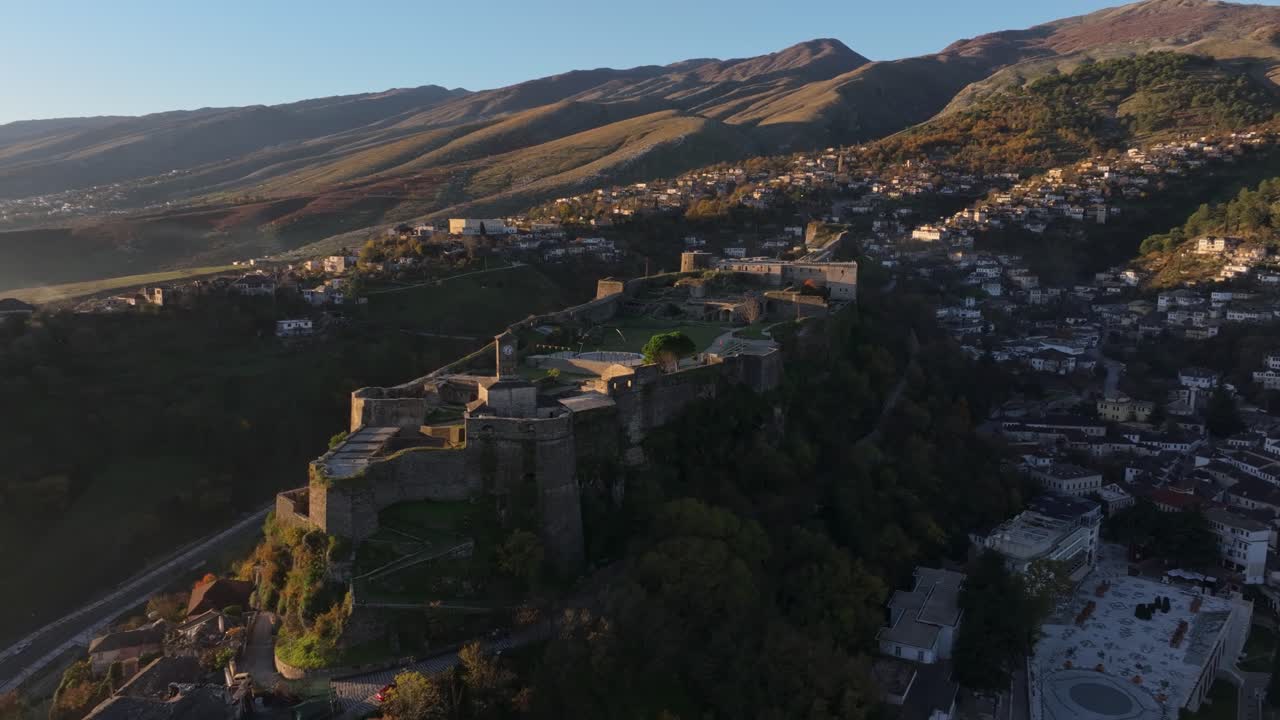 Prospettiva drone dei tetti e delle mura del castello di Argirocastro