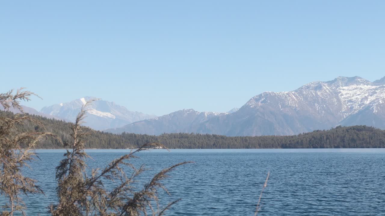 배경-1에 눈 덮인 산이 있는 라라 호수, 무구, 네팔의 시간 경과