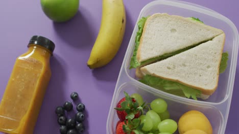 vídeo de un almuerzo envasado saludable de frutas y verduras