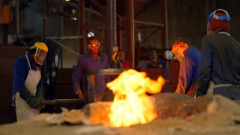 primer plano del fuego que arde desde el horno en el taller de fundición 4k