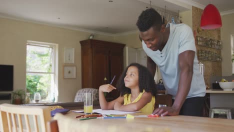 padre y hija afroamericanos pasando tiempo juntos