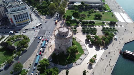 imágenes diurnas de aviones no tripulados de la icónica torre blanca en tesalónica, grecia