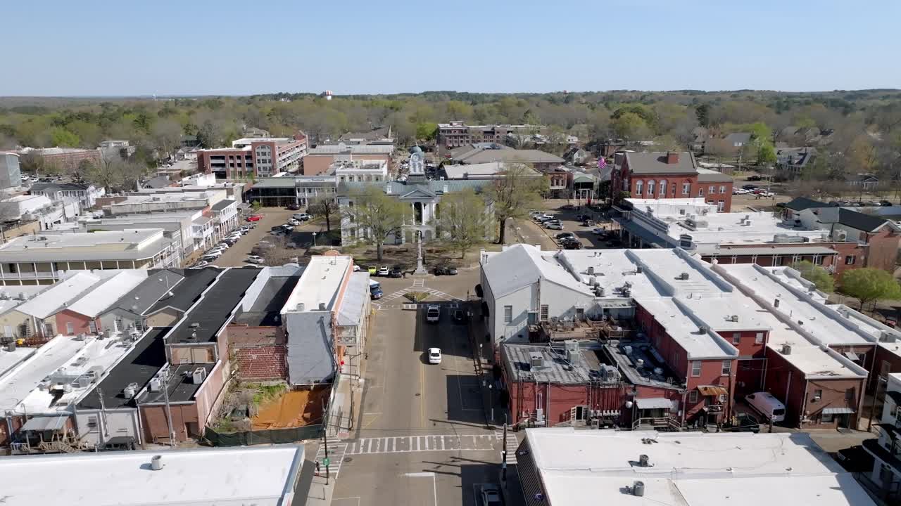 el histórico juzgado del condado de lafayette en oxford, mississippi con video de drones en movimiento