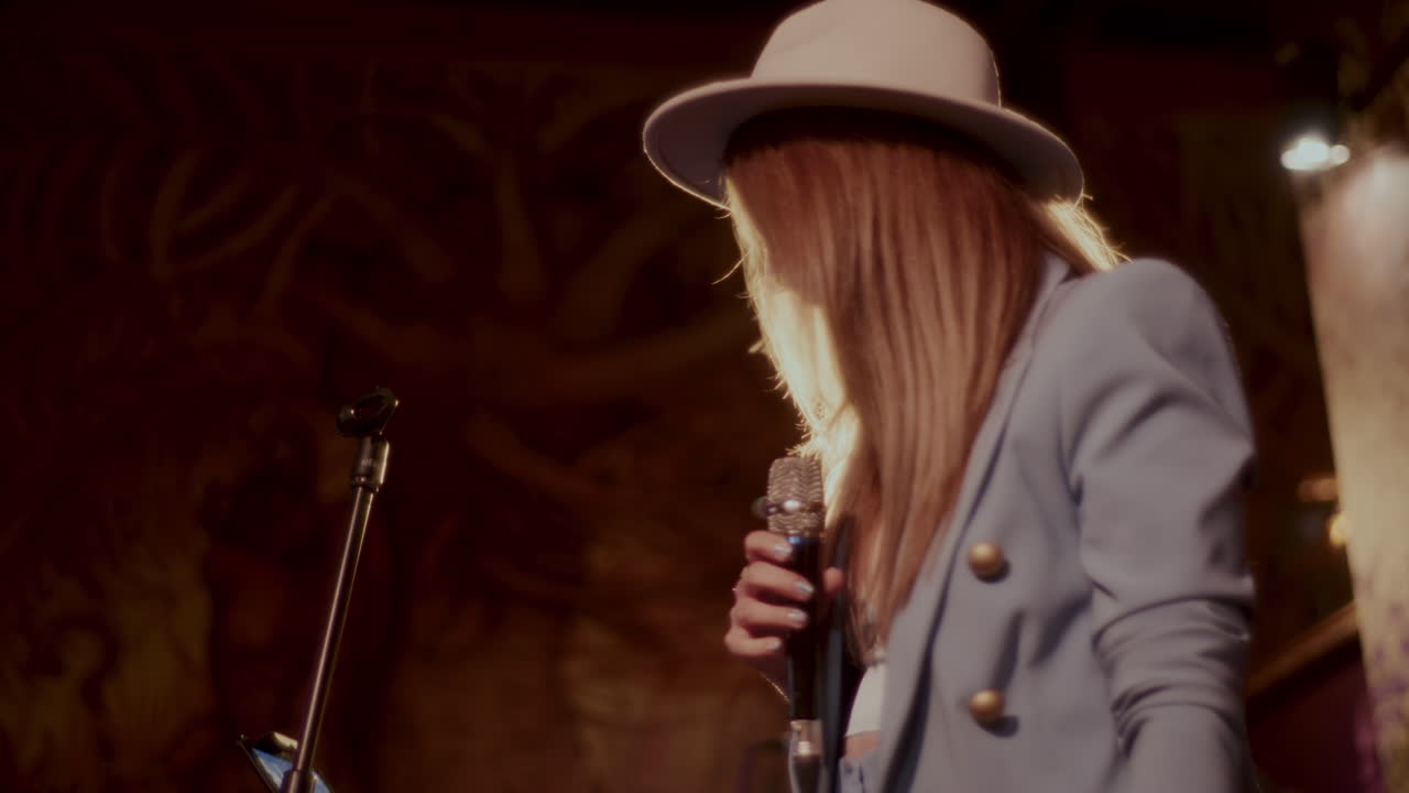 무대에서 노래하는 여자