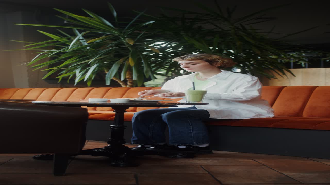 카페 에서 식사 와 술 을 마시는 여자