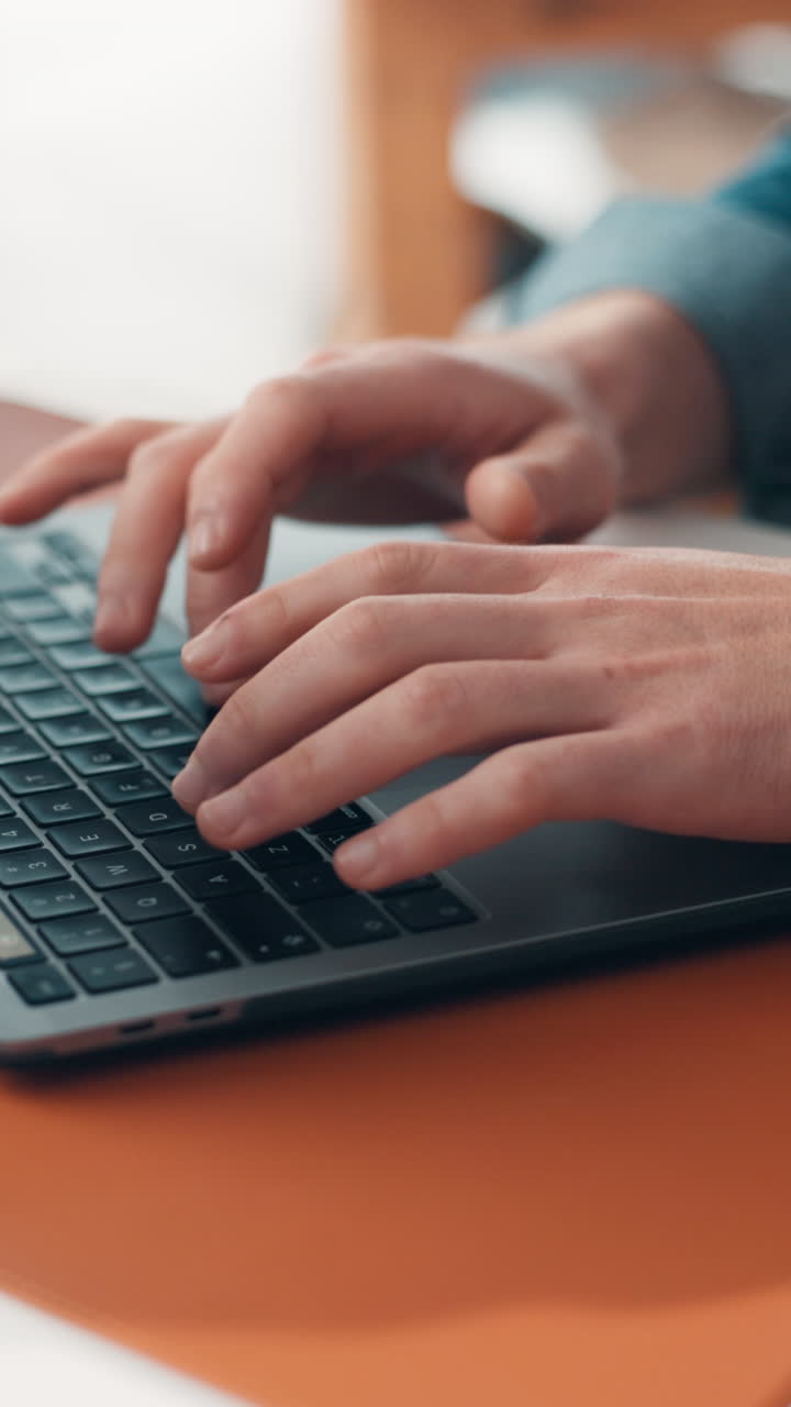 Primo piano di mani che digitano sulla tastiera di un portatile
