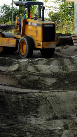 ingeniero nivelando el suelo con un rodillo de carretera