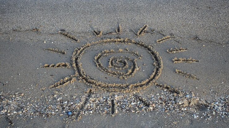 Disegno del sole sulla spiaggia. Spiaggia e disegno.