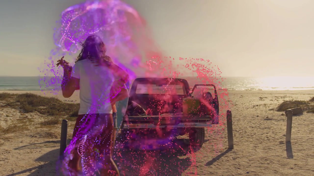 Coppia che balla e volteggia sulla riva vicino a un pickup, generando un vortice di nastro magenta, per marketing.