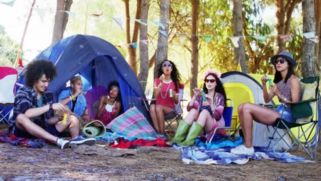 grupo de amigos soplando burbujas en el festival de música 4k