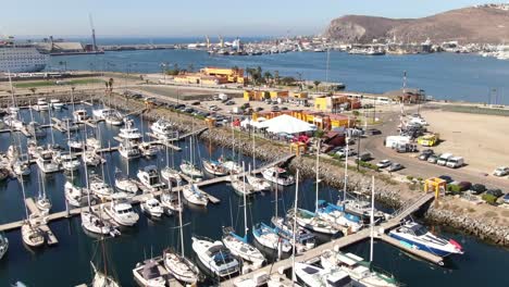 Vista-Aérea-Del-Puerto-De-Cruceros-En-Ensenada,-México