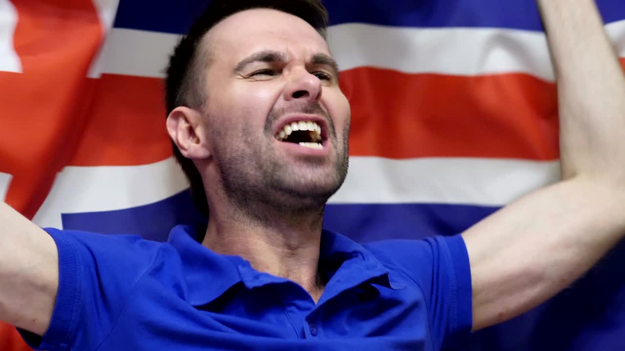 아이슬란드의 발을 들고 축하하는 아이슬란드 팬, 느린 동작, 4k, 고품질