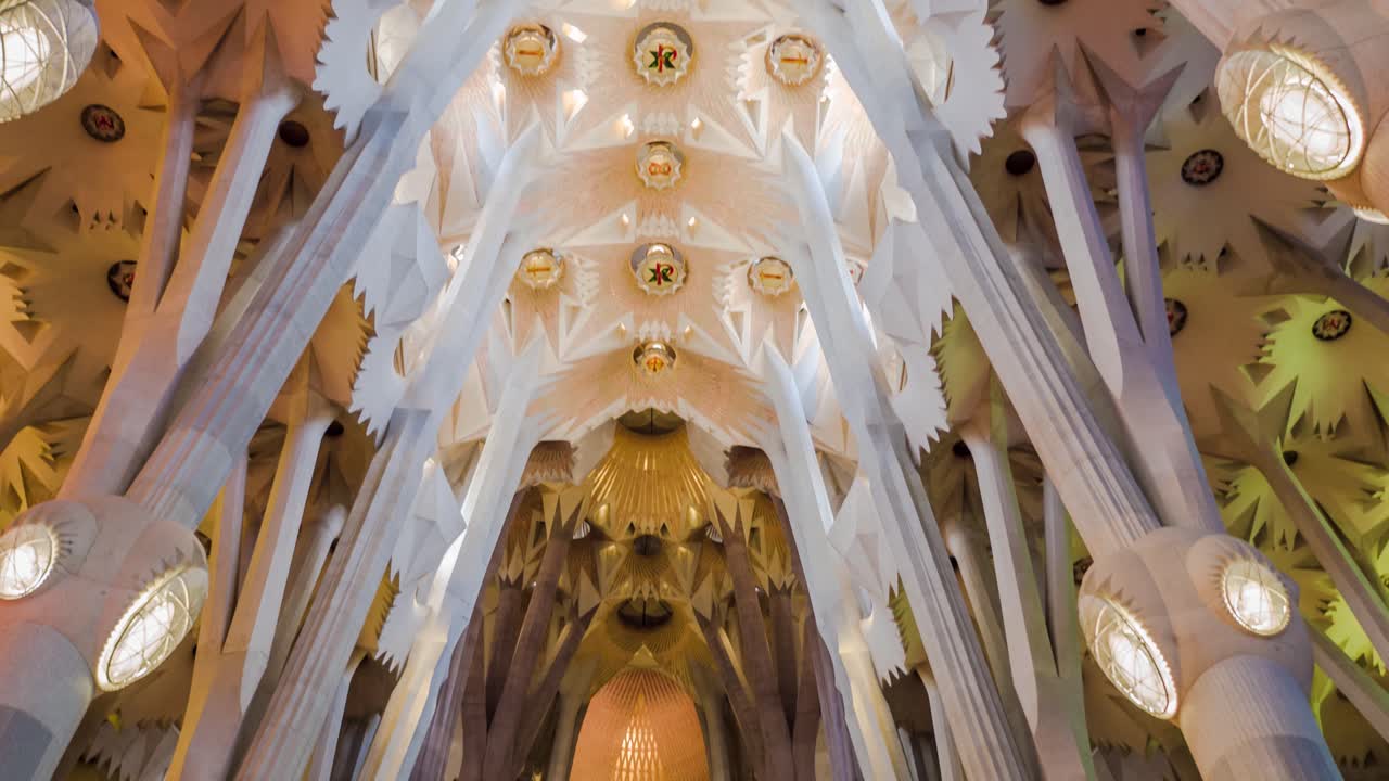 interior da sagrada família: detalhe arquitetônico
