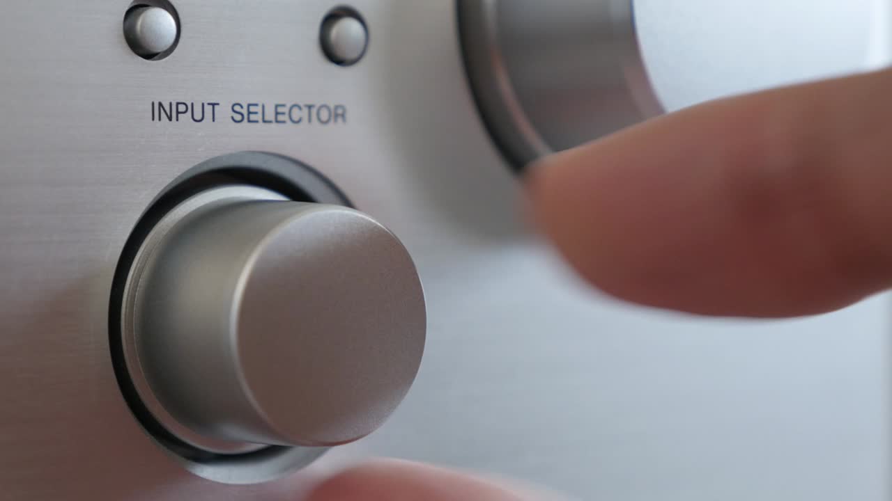 dispositivo en color aluminio utilizando el dial de audio para las opciones