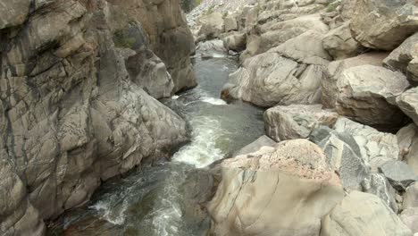 Dolly-Aéreo-Sobre-El-Río-Aguas-Abajo-En-El-Cañón-De-Colorado