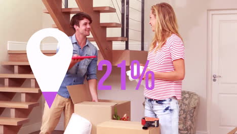 animación de pin de ubicación púrpura y porcentaje sobre pareja caucásica con cajas que se mudan a un nuevo hogar