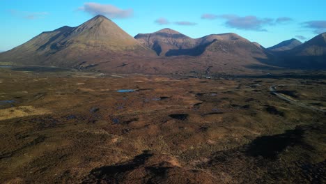 ascenso rápido sobre los páramos invernales escoceses hacia las montañas cuillin rojas al amanecer en sligachan en la isla de skye escocia