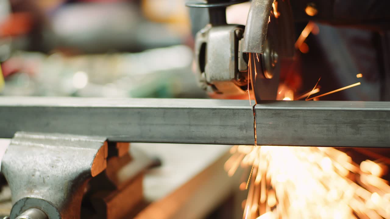 워크샵에서 앵글 그라인더 절단 금속