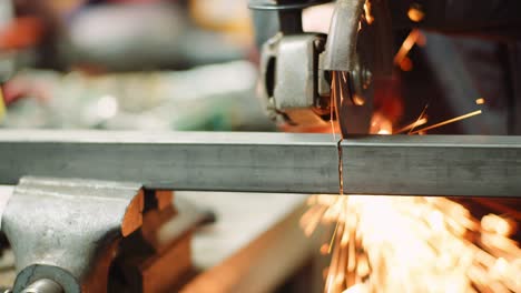 amoladora angular cortando metal en el taller