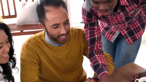 equipo de negocios casual trabajando en la computadora