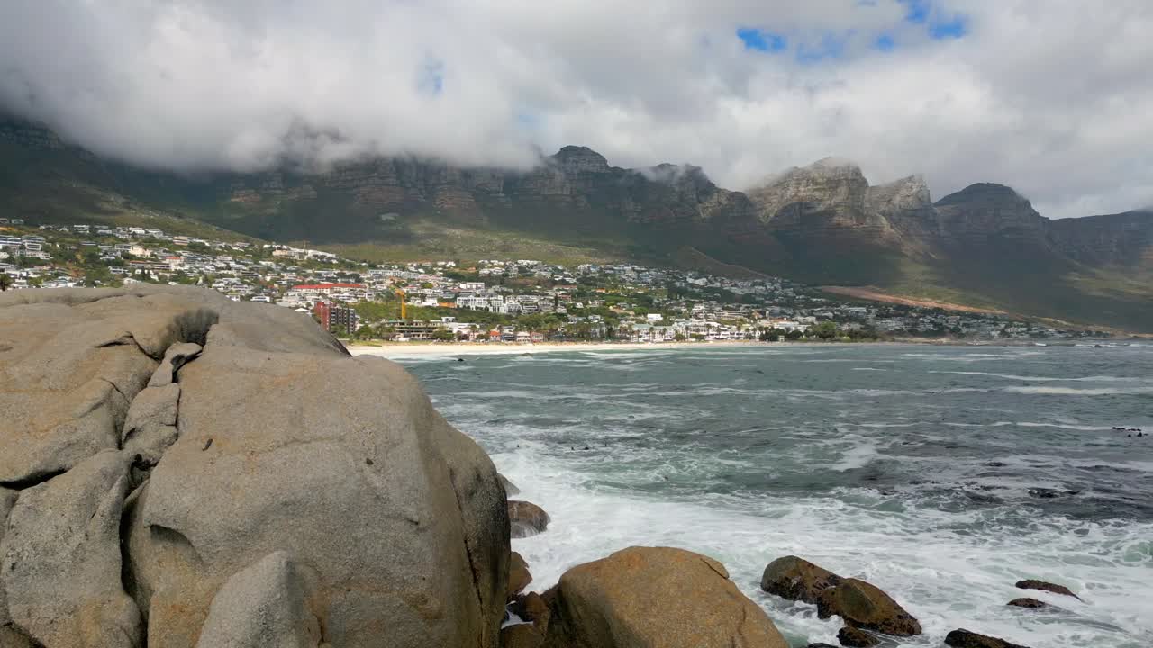 은 날 이탈리아의 라벨로 해안에 몰려드는 파도