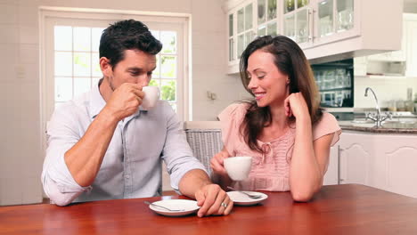 Glückliches-Paar-Trinkt-Zusammen-Kaffee