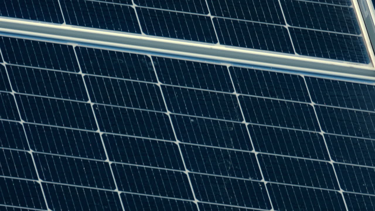 Primo piano di pannelli solari moderni che catturano la luce solare con precisione geometrica