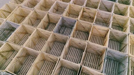 cajas de madera vacías plegadas en almacenes, cajas diseñadas para la cosecha de frutas y verduras
