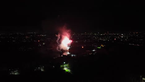 Luftaufnahme-Eines-Kleinen-Feuerwerks,-Das-Bei-Einer-Veranstaltung-Am-Lagerfeuerabend-Gezündet-Wird